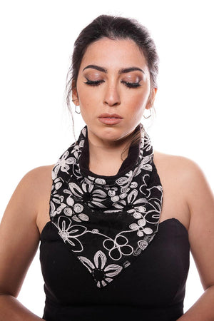 foulard in lana con fiori bianco e nero da donna made in Italy 
