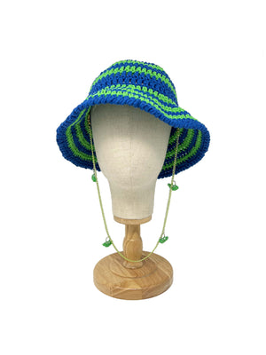 Cappello da pescatore all'uncinetto a righe blu e verdi con catena