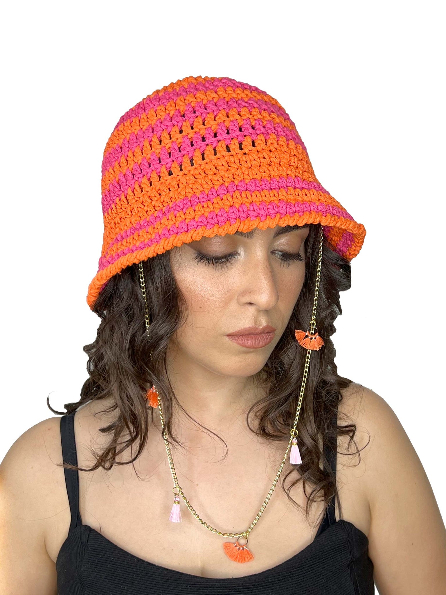 Cappello da pescatore all'uncinetto a righe arancioni e fucsia