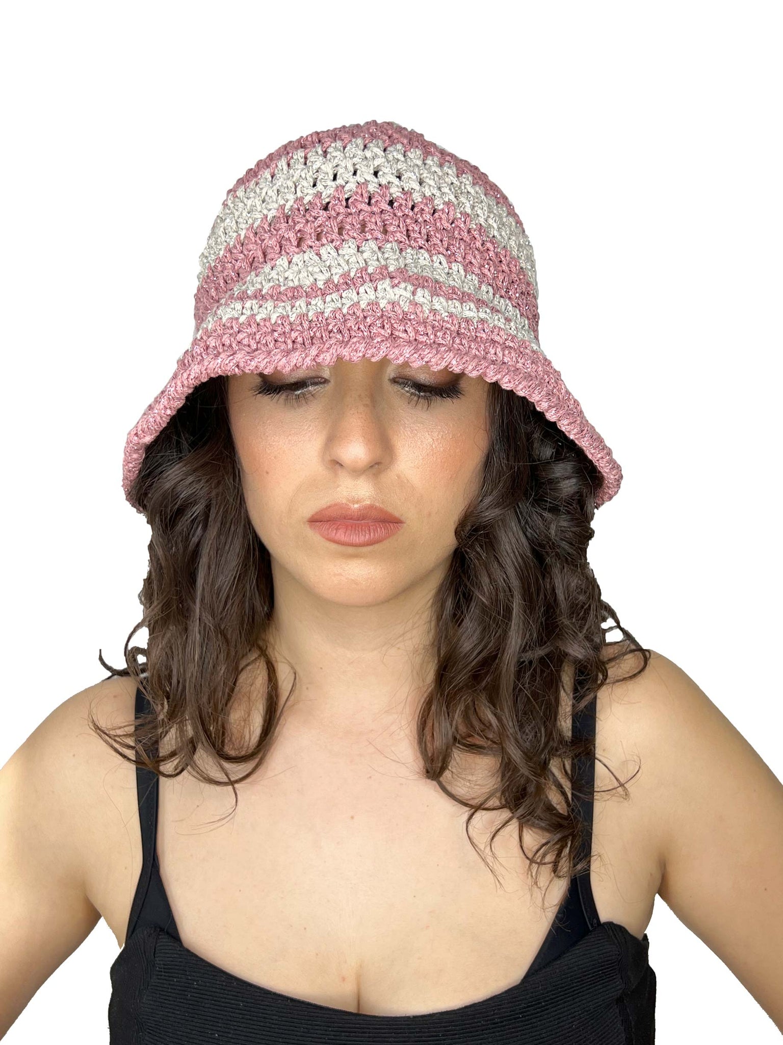 Cappello da pescatore all'uncinetto a righe rosa e argento