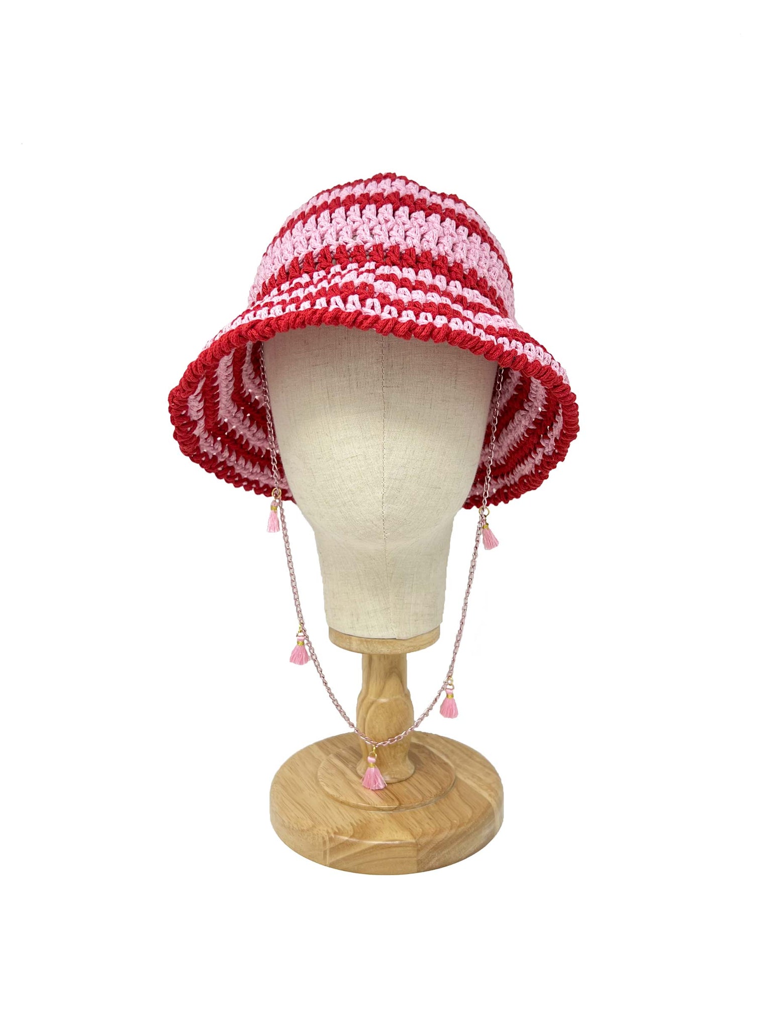 Cappello da pescatore all'uncinetto a righe rosa e rosse con catena