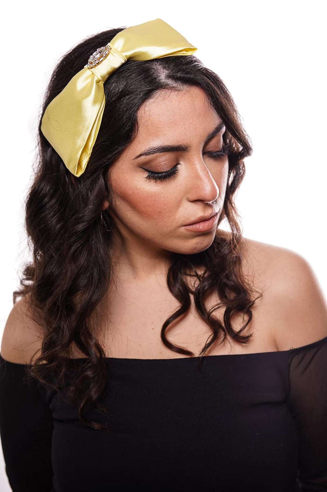 Cerchietto per capelli con fiocco in raso giallo con spilla speciale