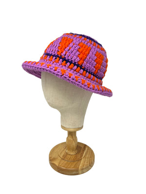 Cappello a secchiello lavorato all'uncinetto in lana etnica lilla e arancio