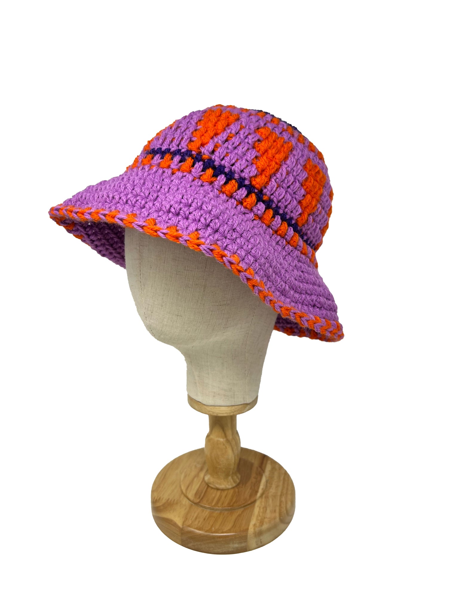 Cappello a secchiello lavorato all'uncinetto in lana etnica lilla e arancio