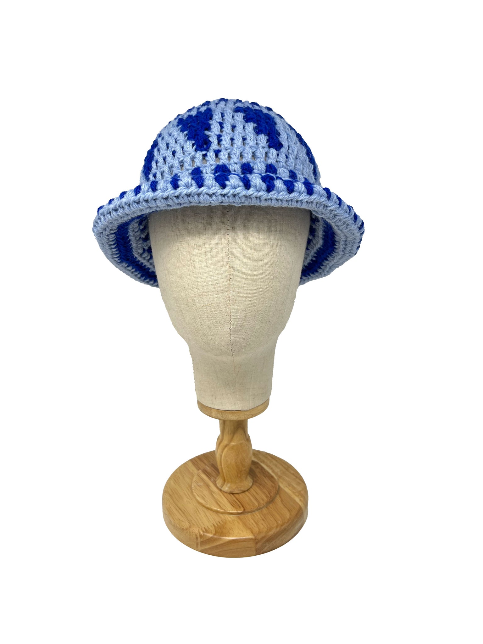Cappello a secchiello lavorato all'uncinetto in lana etnica celeste e blu elettrico