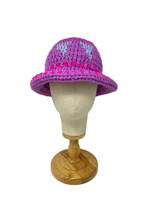 Cappello a secchiello lavorato all'uncinetto in lana etnica lilla e fuxia