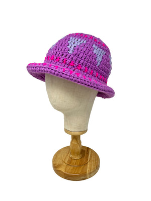 Cappello a secchiello lavorato all'uncinetto in lana etnica lilla e fuxia