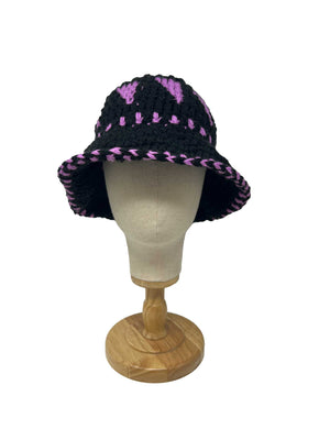 Cappello a secchiello lavorato all'uncinetto in lana etnica nera e lilla