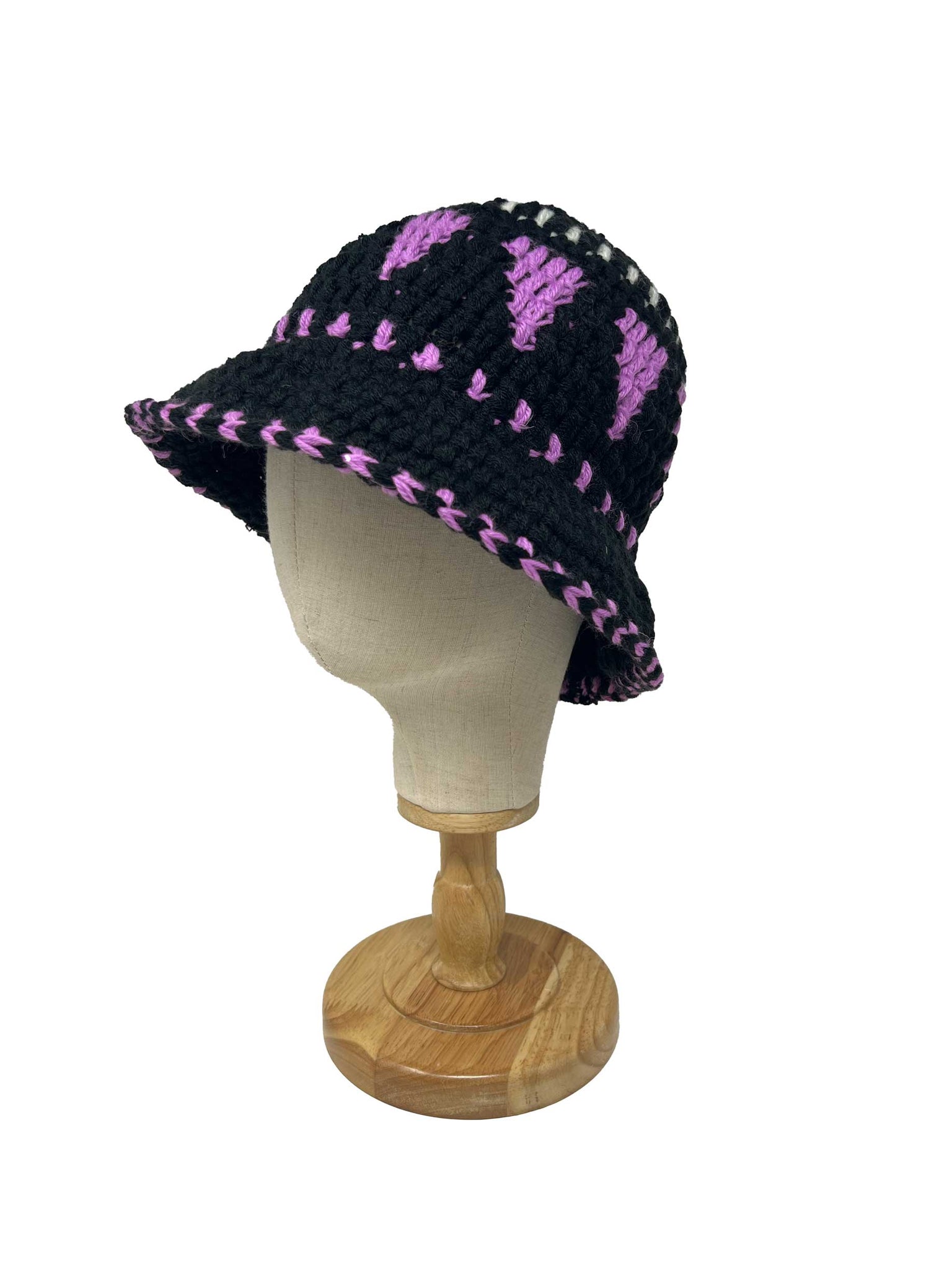 Cappello a secchiello lavorato all'uncinetto in lana etnica nera e lilla