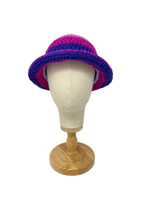 Cappello a righe viola sfumato e fuxia in lana lavorata all'uncinetto a fantasia etnica